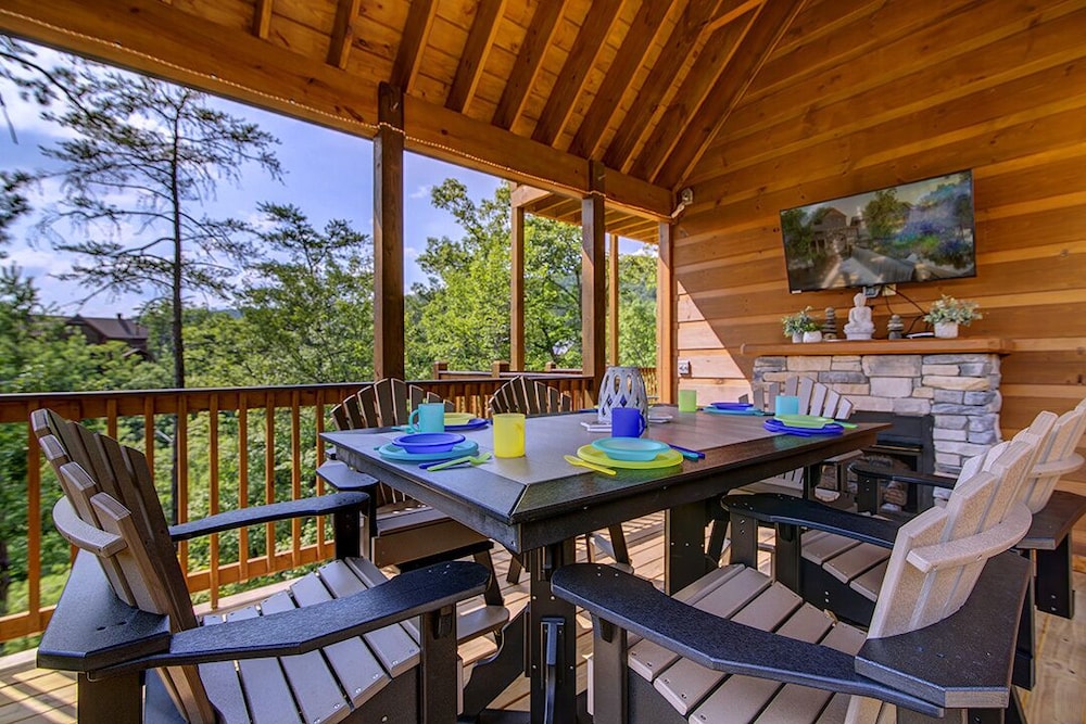 Chateaux Nirvana - 5 Bedrooms, 5 Baths, Sleeps 20 Home by RedAwning