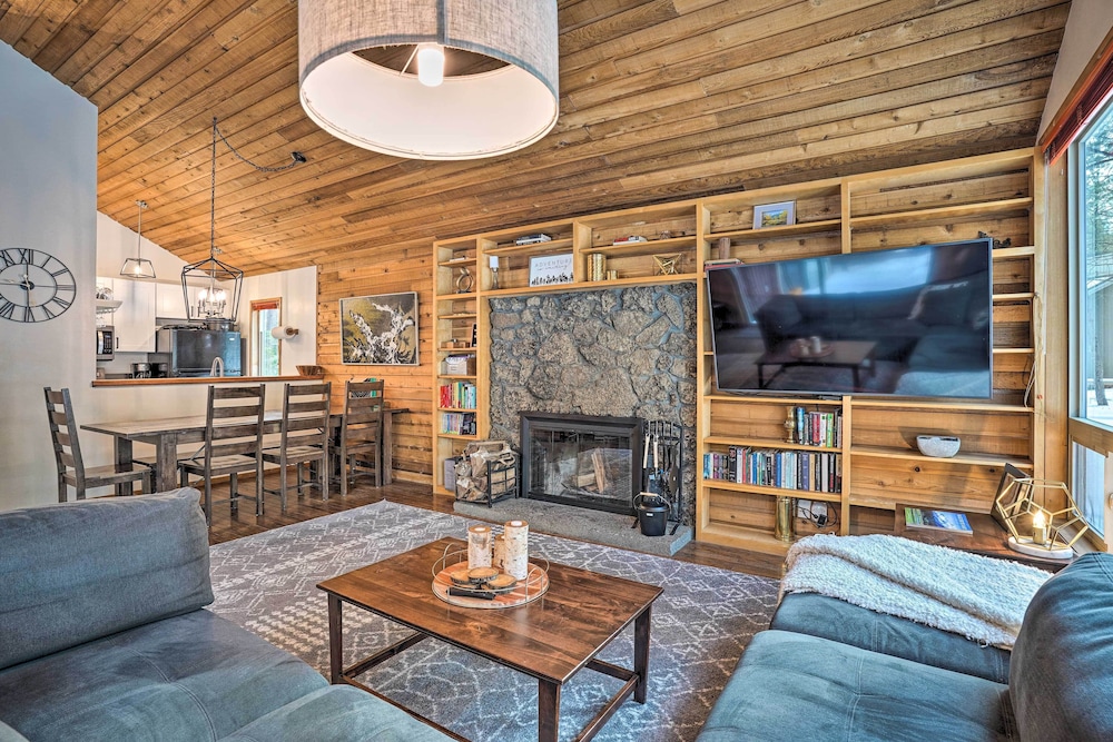 Memorable Woodland Getaway w/ Hot Tub & Grill!