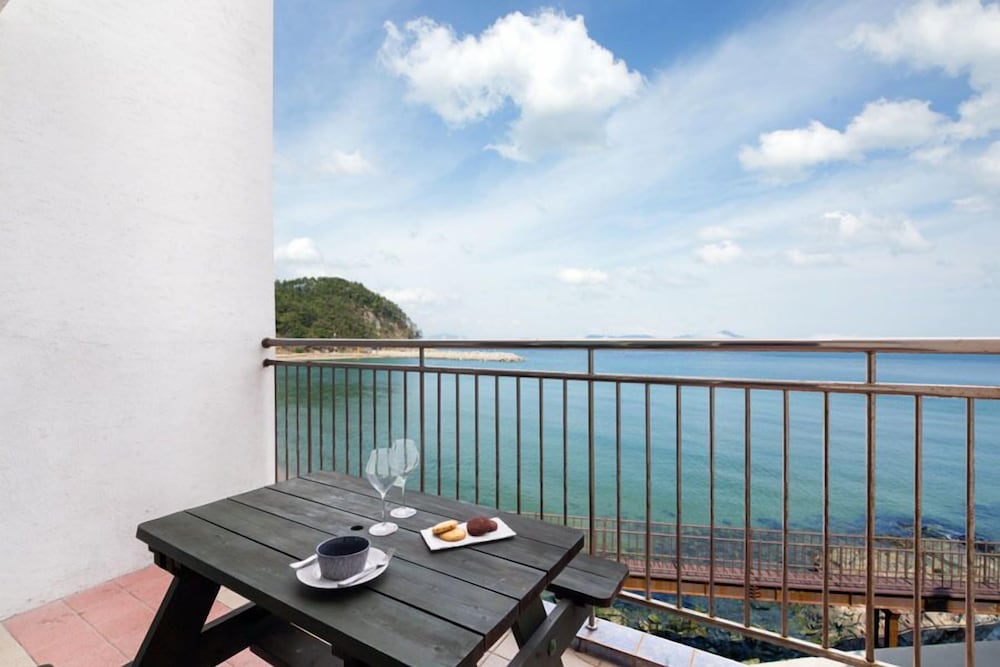Geojedo Ocean View Dumo Mongdol Pension