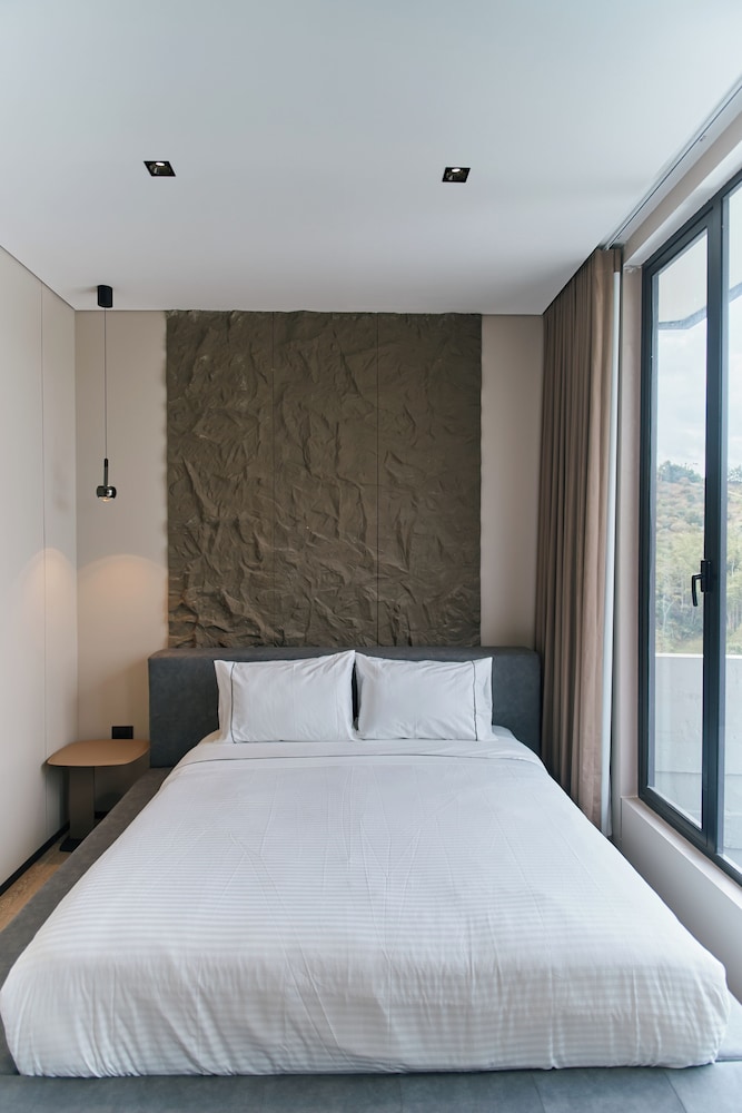 Roka Hotel