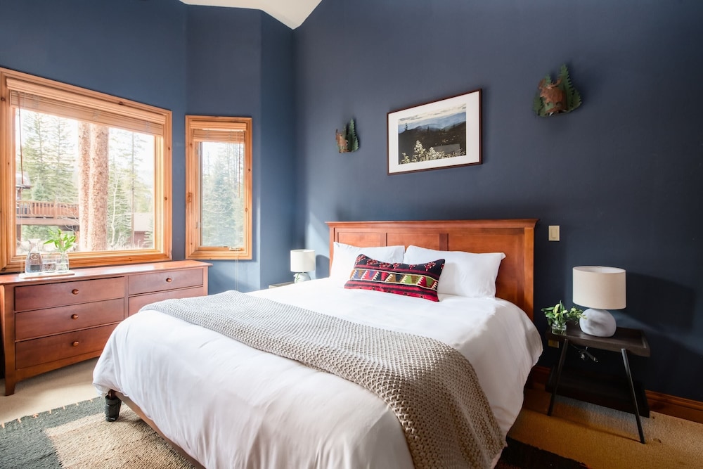 Camber by Avantstay Cozy, Chic Cabin w/ Hot Tub view 3
