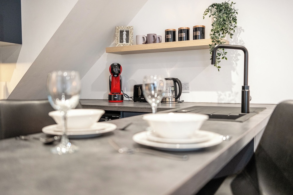 Gorgeous 1 BD in Central Cheltenham