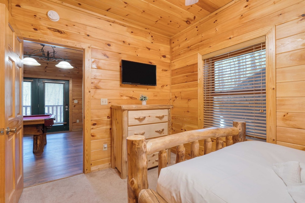 Hottub, Game Room, Forest Views, Near Gatlinburg Four Bears Lodge by Avantstay