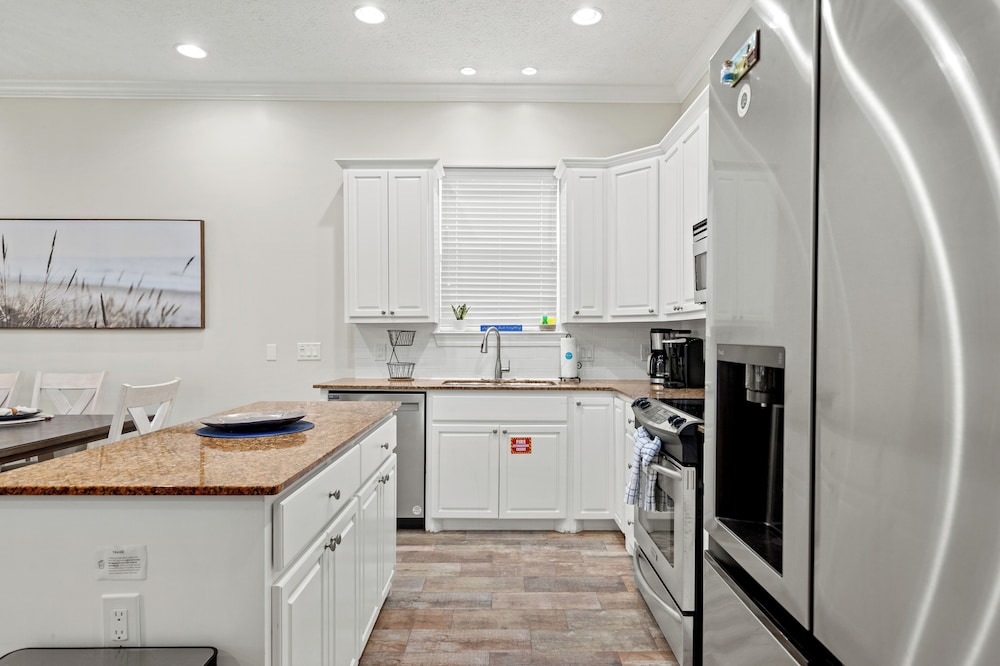 Escape to Sand Dollar Holler: Coastal Retreat, 3 Beds, 2.5 Baths, Sleeps 10!