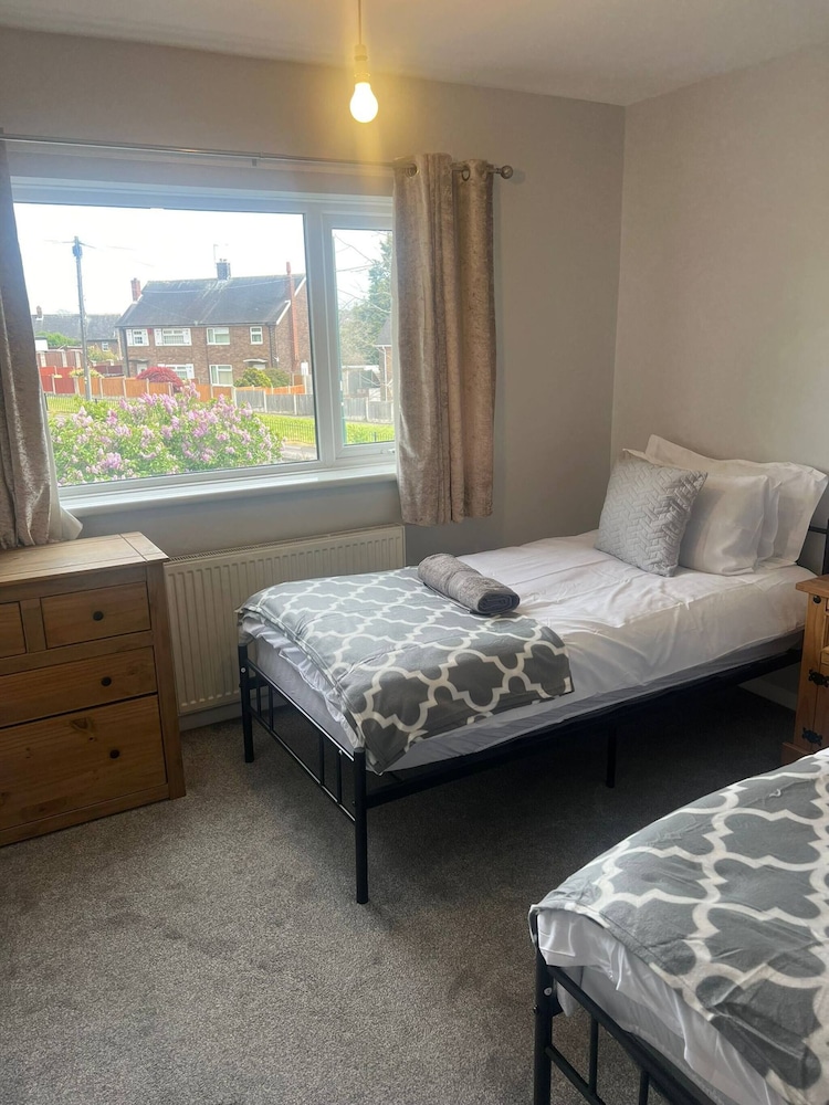 Comfortable 3 Bedroom House-ng5,sleeps 5 view 3
