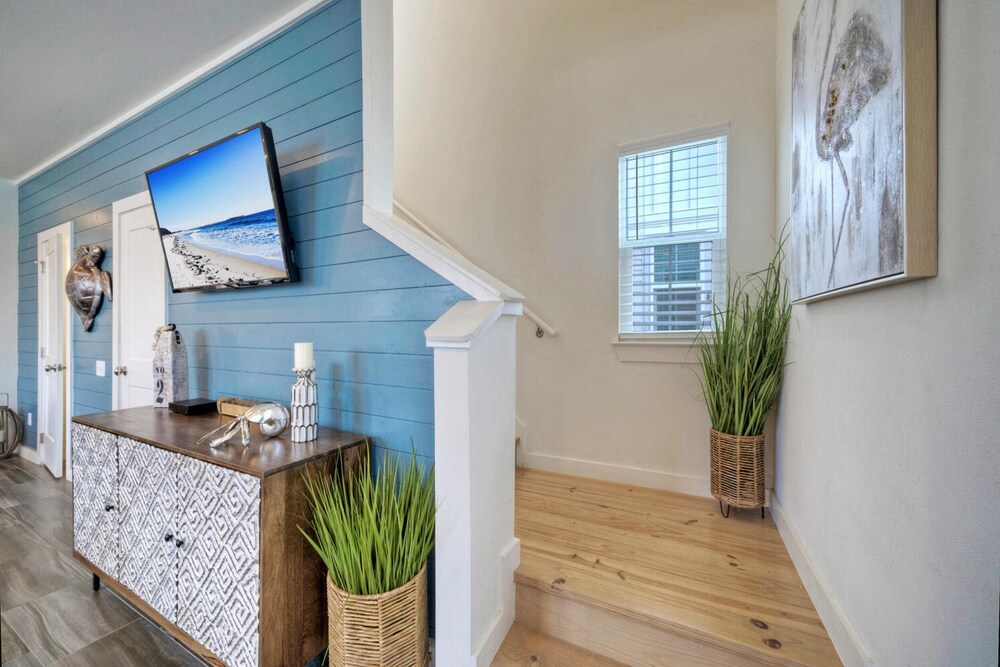 Shared Pool, 1block to Alister, Music & Eateries Bluegrass Breeze by Avantstay view 5