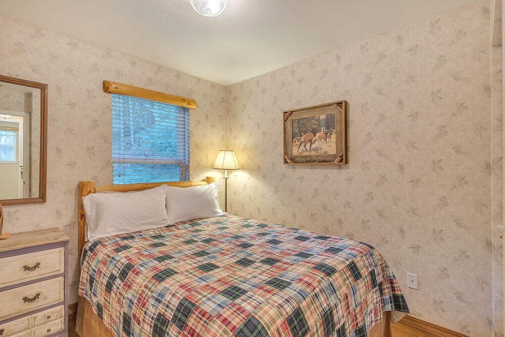 Elk Crossing Cozy Cabin At Crystal Mountain 3 Bedroom Home by RedAwning view 5