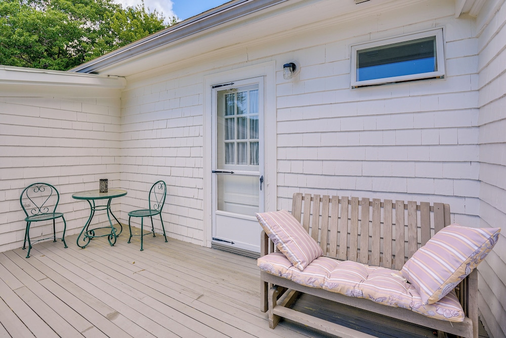 Gloucester Home w/ Large Yard: 1 Mi to Beach!
