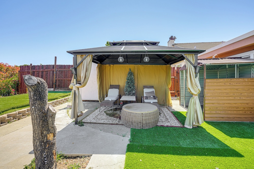 Bay & Hill Views: Modern Hercules Home