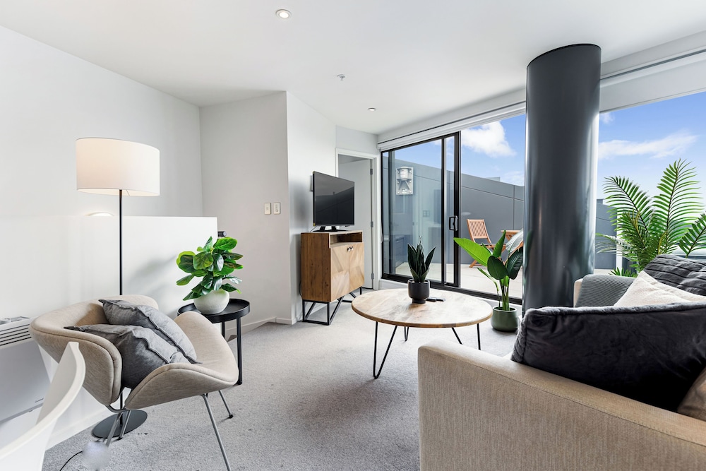 Pool, Gym & Modern 2BR Sky Tower View Zodiak Stays