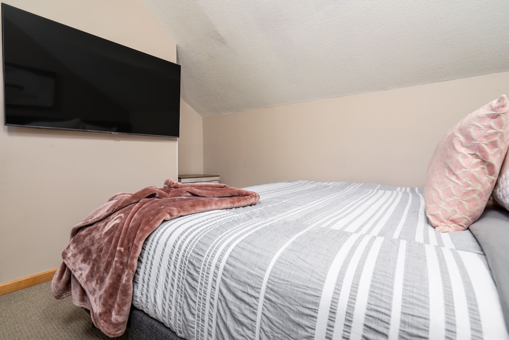 CENTRALLY Located 3-Br Home | TRUE Ski In/Out | FREE access to Pools & Hot Tubs - Image 3
