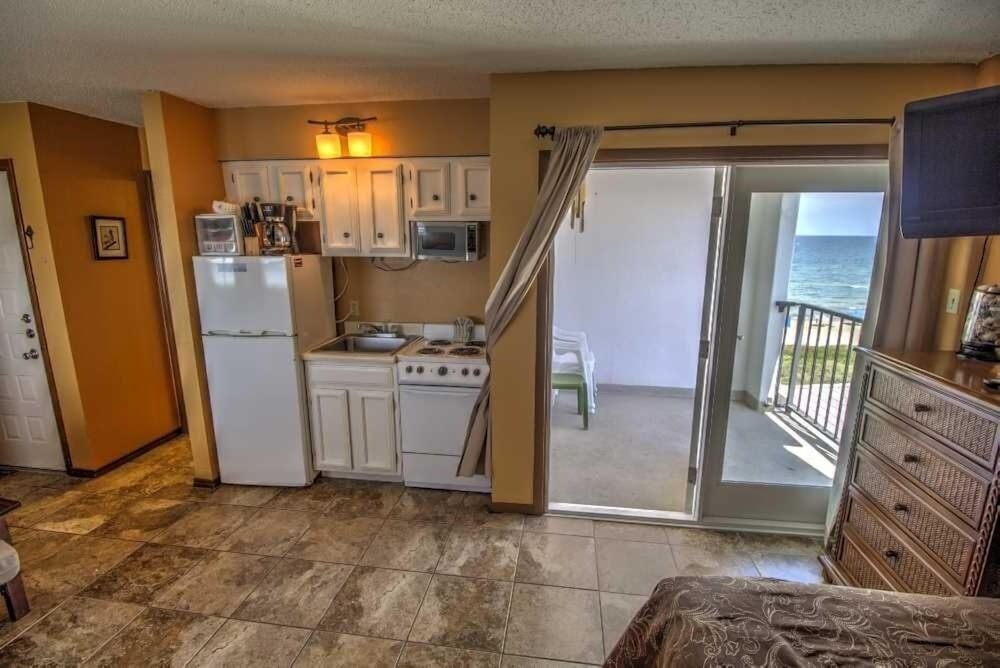 Florence I 608 Minium Studio Bedroom Condo by RedAwning view 5