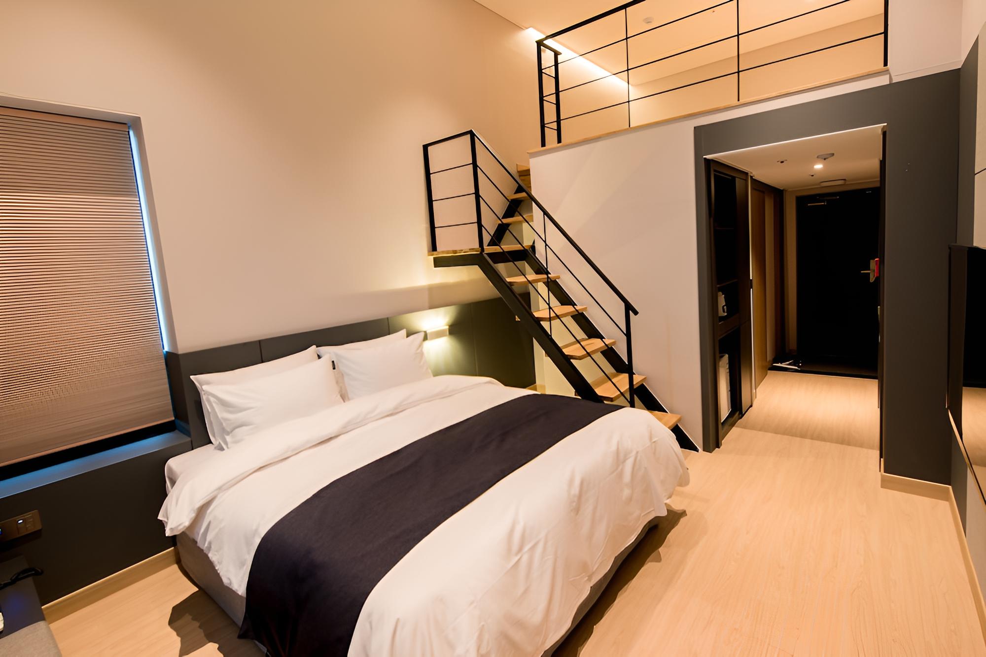 R&B Business Hotel