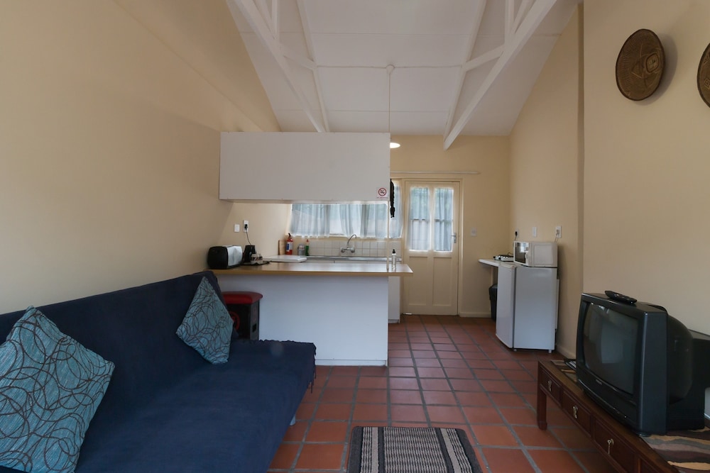 Inyathi Guest Lodge & Self Catering Chalets