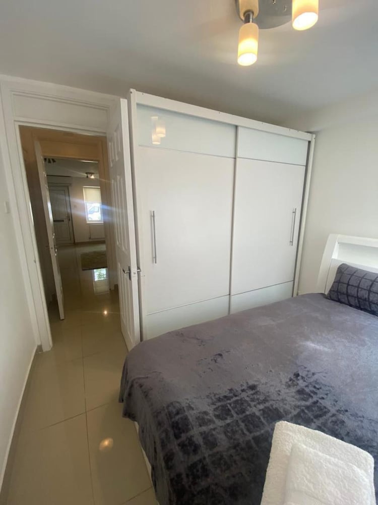 Charming 1-bed Apartment in Chigwell view 3