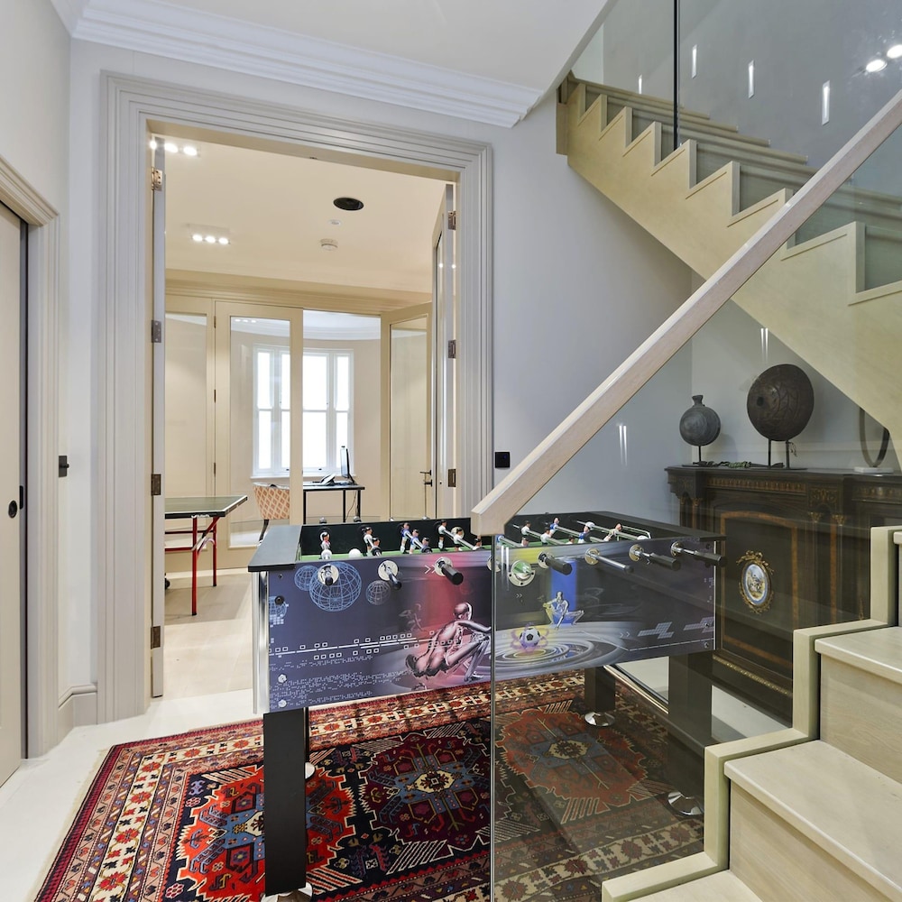 Astounding 7bed Notting Hill Family Home w Private Garden Games Room Parking
