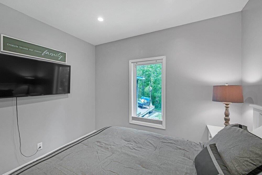 Lakeside Retreat With Hot Tub & Game Room 3 Bedroom Home