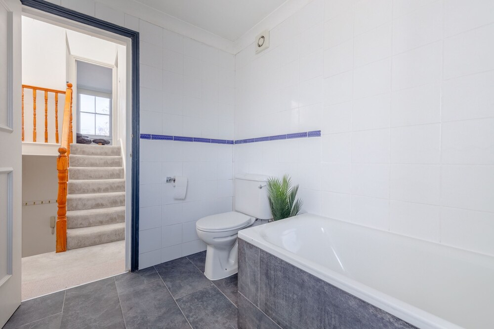 Spacious 3 Bedroom Flat in Brixton