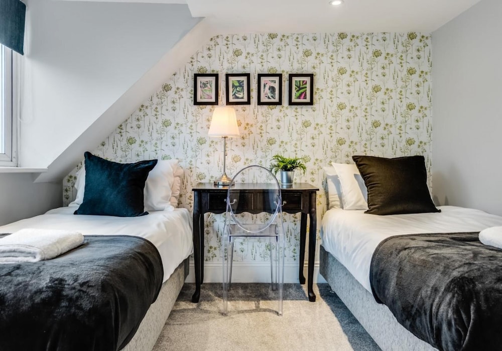 Central Pier Place - Large Group House Sleeps up to 16 view 4