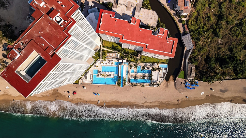 4BR Luxury Penthouse with Ocean Views