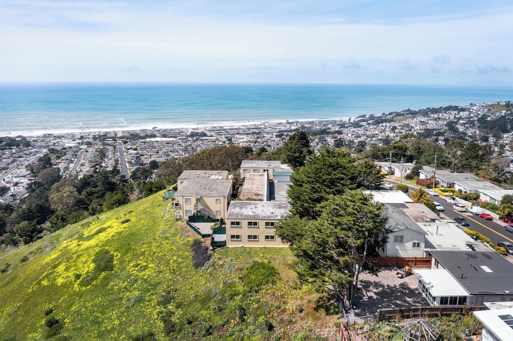 Stunning 2BR Ocean Mountain Sunset View