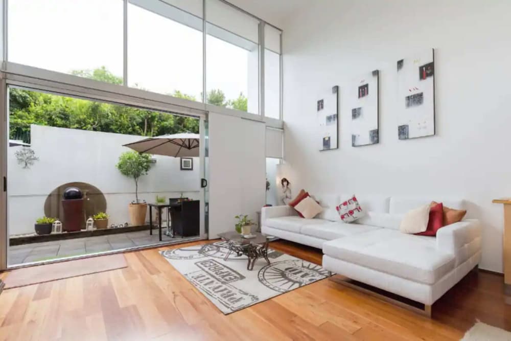 Cosy 2 Bedroom Townhouse Near the CBD