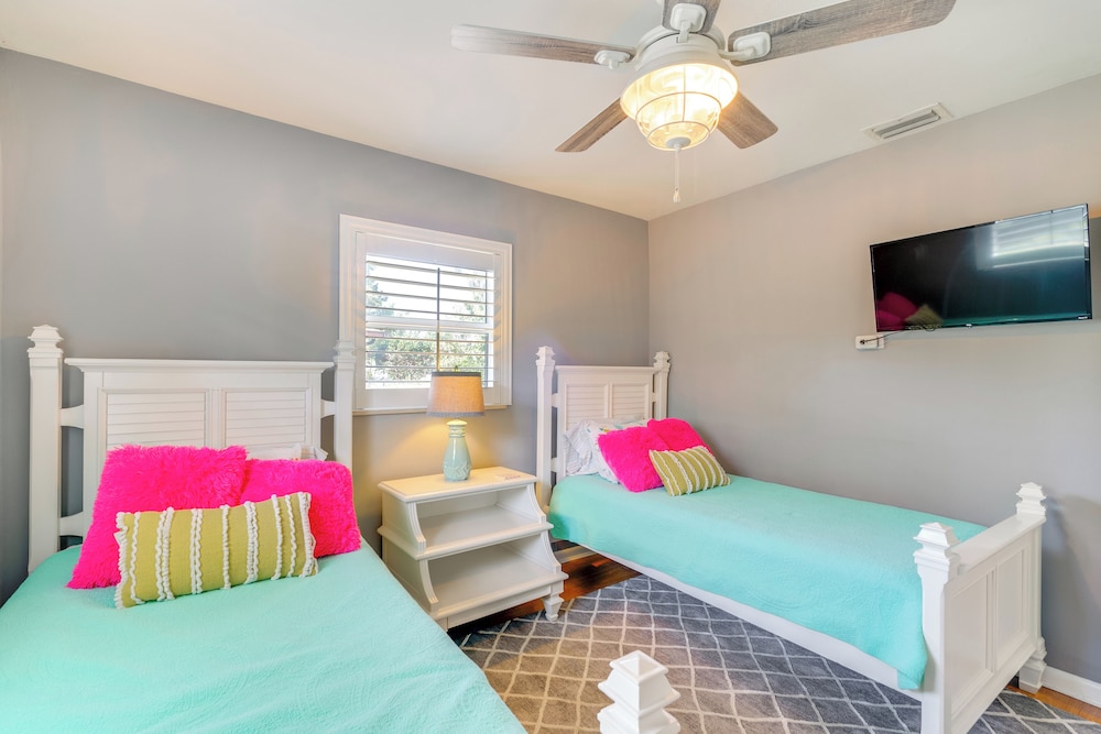 8 Mi to Fort Myers Beach: Poolside Paradise!