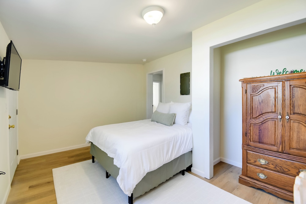 Walk to Ritter Park: Renovated Home Near Marshall!