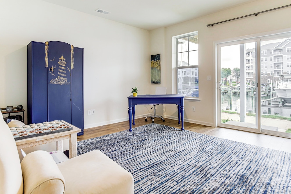 < 1 Mi to Dtwn: Waterfront Townhome in Cambridge!