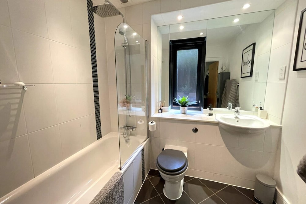 Pristine 1bedroom Flat W/private Patio - Stockwell!