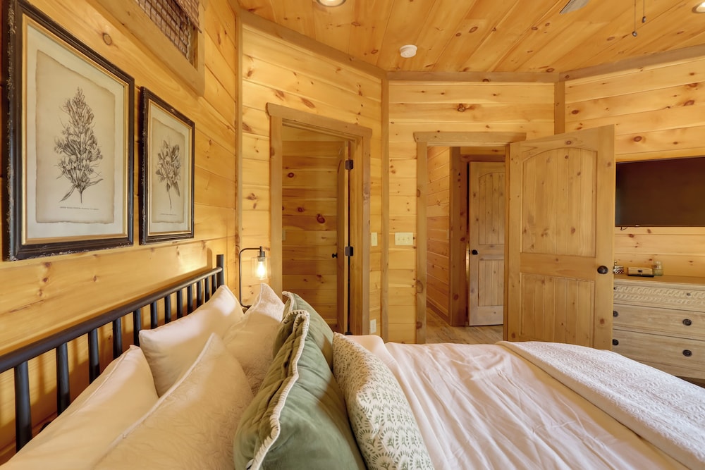 Family Oasis w/ Game Room & 2 Decks in Blue Ridge!