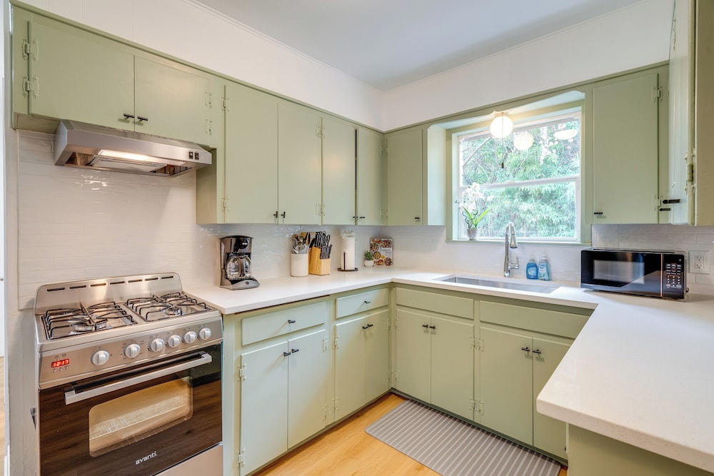 1/2 Mi to UT Austin Campus: Well-equipped Duplex!