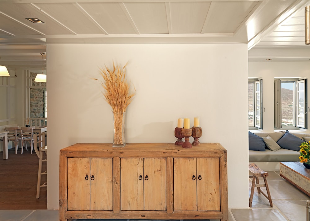 Themonies Luxury Suites photo 3