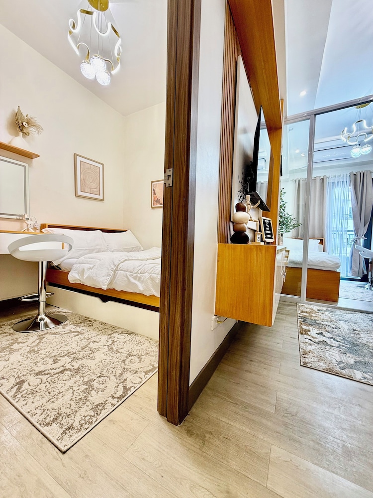 Cozy Retreat w/Balcony Near SM Mall/NAIA Airport