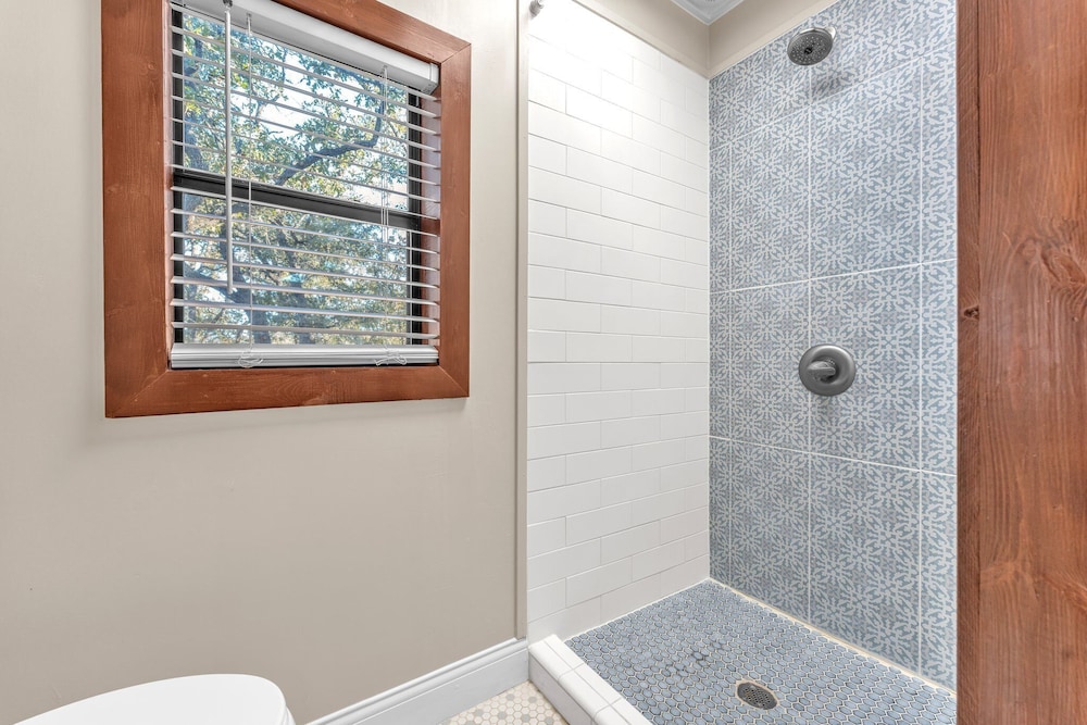 The Vines Retreat, Hot-tubs, Game Room, 10-mins to Downtown!