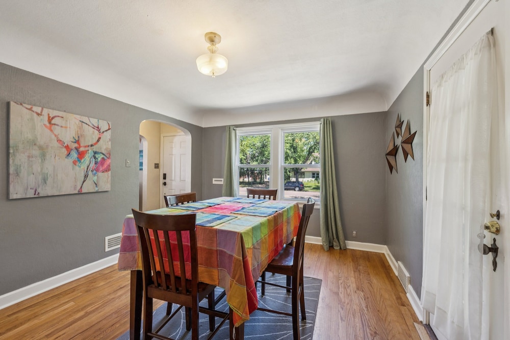 Charming Home Near Unc & Dt Greeley 5 Bedroom Home