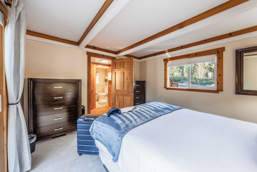 Year-round Tahoe Escape With Hot Tub & Outdoor Dining Timberline Haven by Avantstay