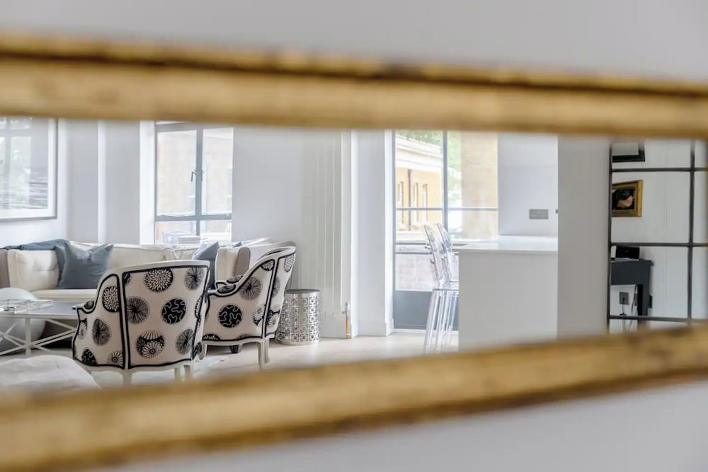 Sleek & Stylish 1BD Flat w/ Balcony - Kings Road
