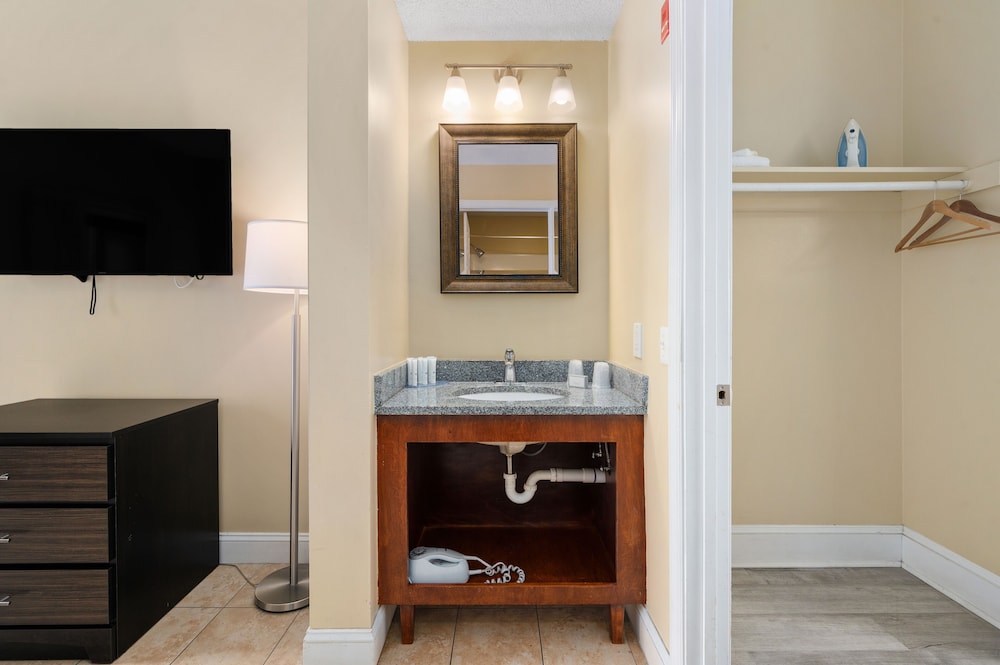 Coastal Palms Inn & Suites