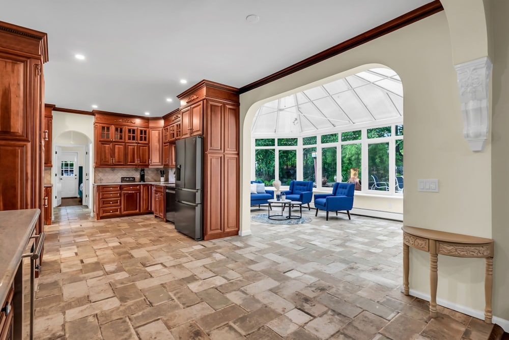Cozy Family Retreat With Great Views and Game Room