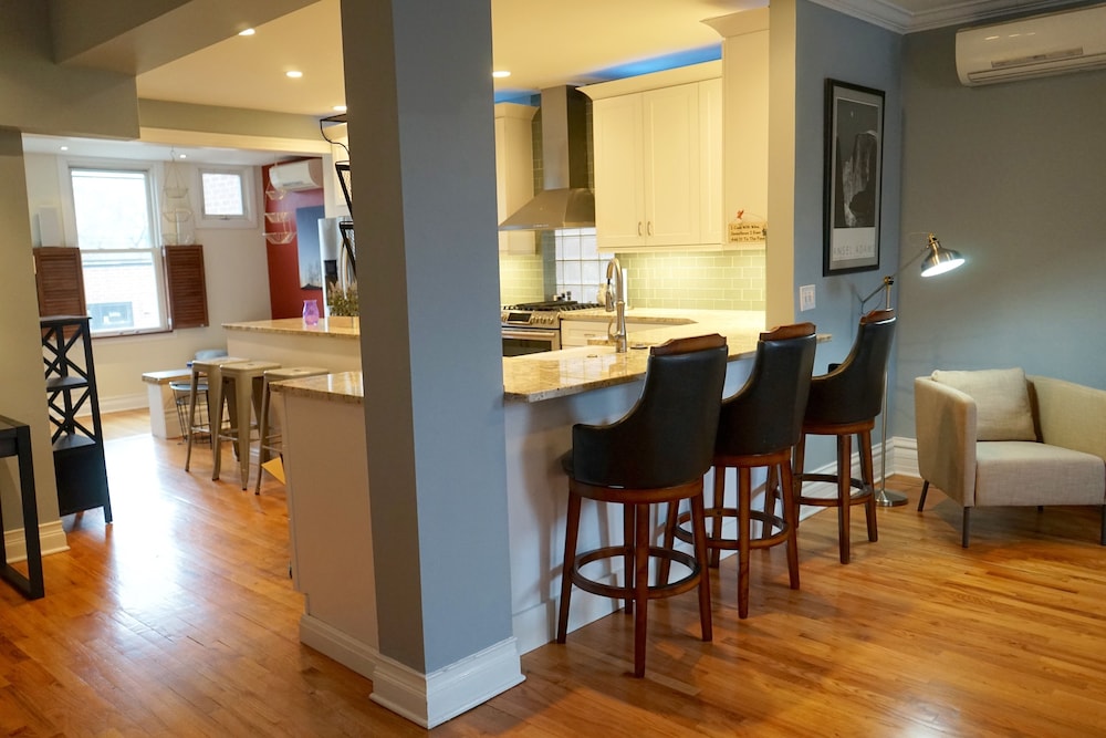 3-Level Bucktown Home - Amazing Outdoors & Parking