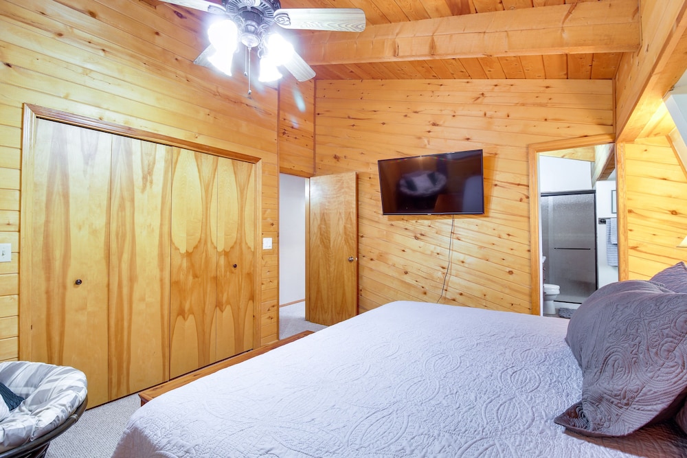 Hot Tub + Decks: Sherwood Forest Cabin