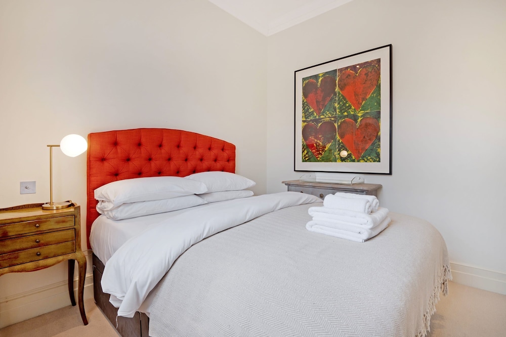 The Artists Hideaway-2 bed Mezzanine in Paddington - by Out of Office Lifestyle