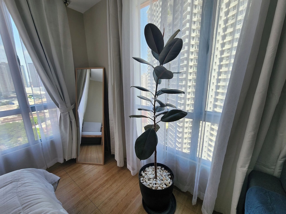 Cozy 1BR Condo in Mandaluyong City With City Skyline View