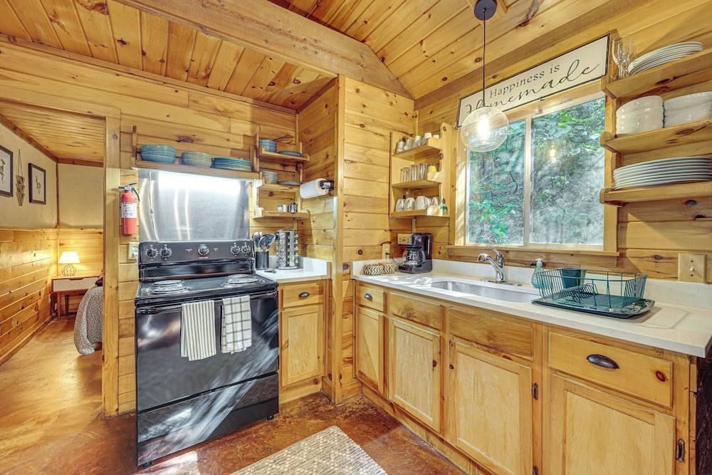 3 Mi to Beavers Bend State Park: Hot Tub Hideaway!