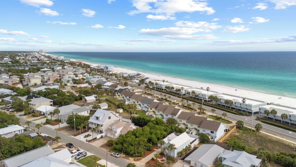 Newly Renovated! 2-min Walk to the Beach The Coastal Cottage by Avantstay