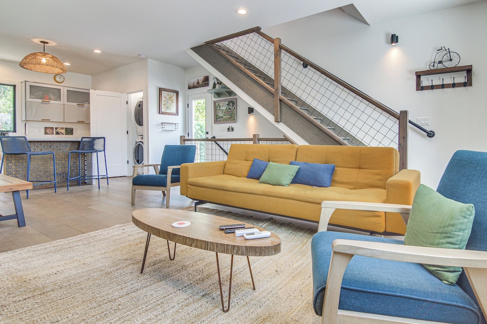 Rooftop Deck, Sweeping Views: Chic Home in Brevard