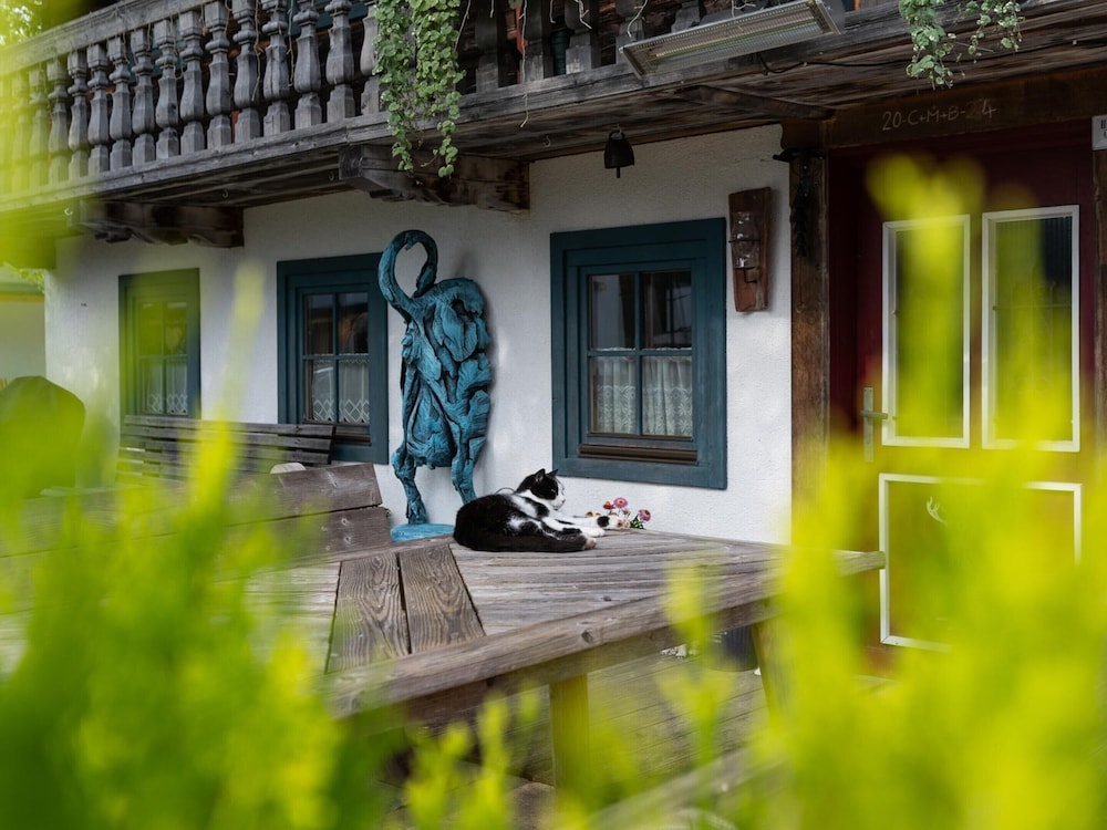 Historic Farmhouse: 200 Years old Meets new