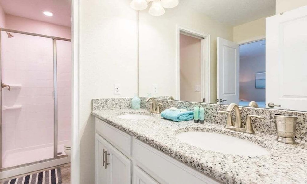 Spacious 5 Bed Pool Home With Game Room 5 Bedroom Home