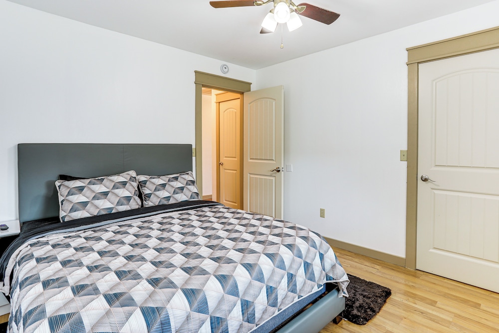 3 Mi to Spring River: Fully Furnished Outdoor Gem!